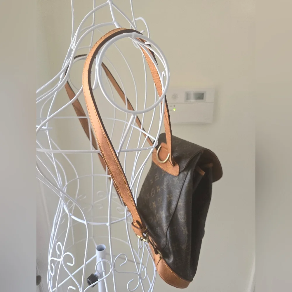 LOUIS VUITTON Montsouris MM Backpack Monogram Canvas - Picture 4 of 17
